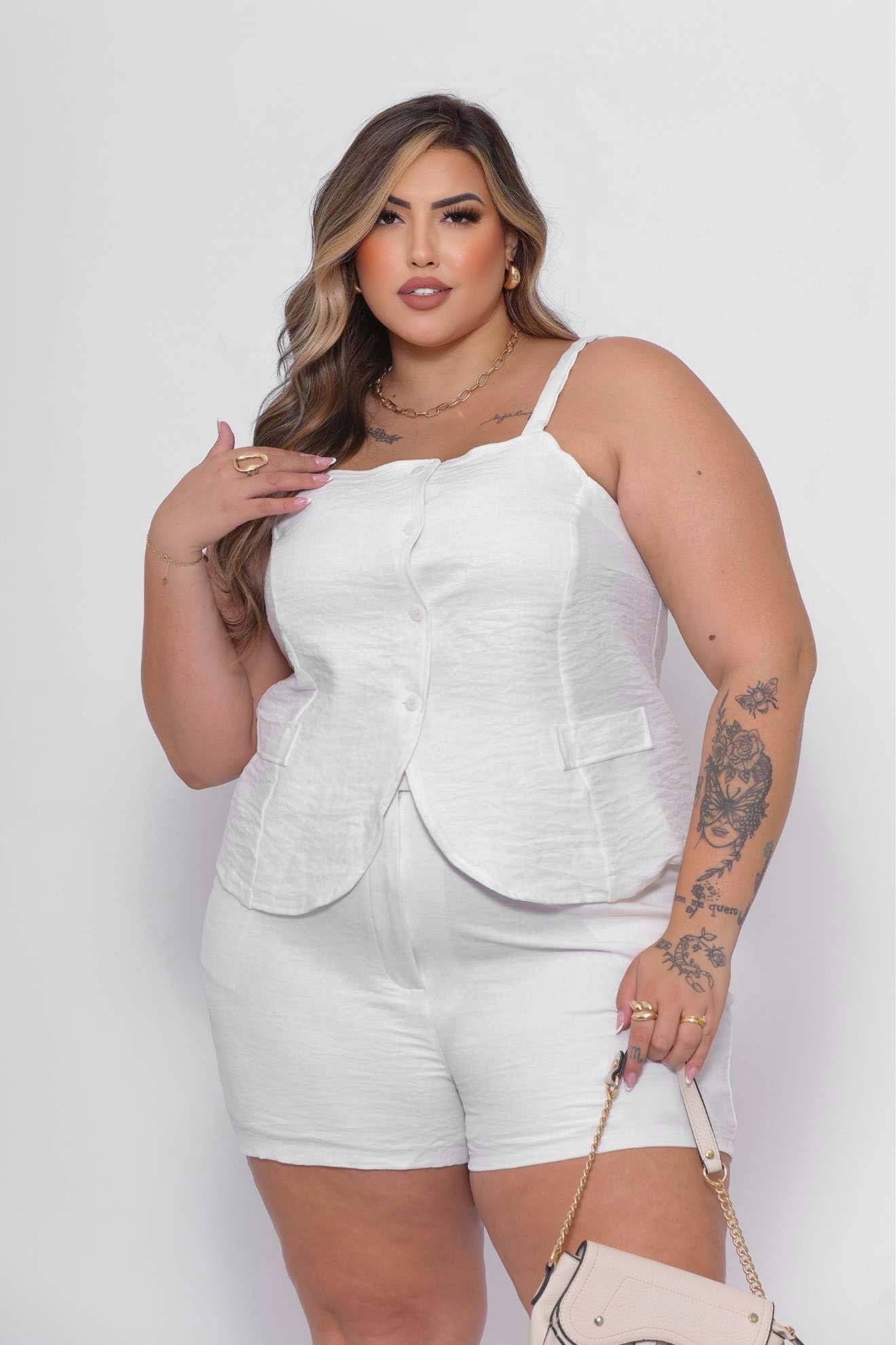 Blusa com Corte Alfaiataria com Botões e Alças Ajustáveis